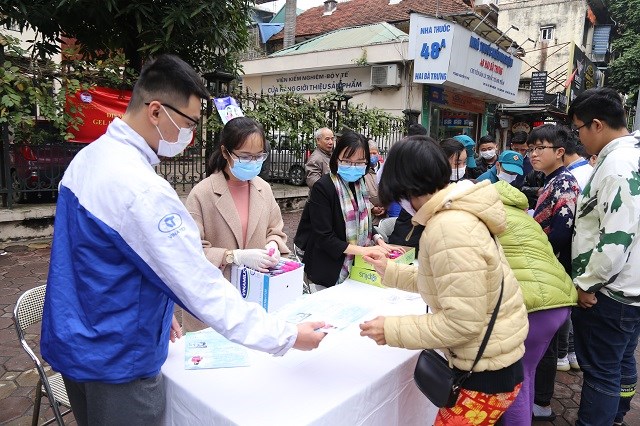 Ấm tình người giữa cơn "khát" khẩu trang y tế và nước rửa tay